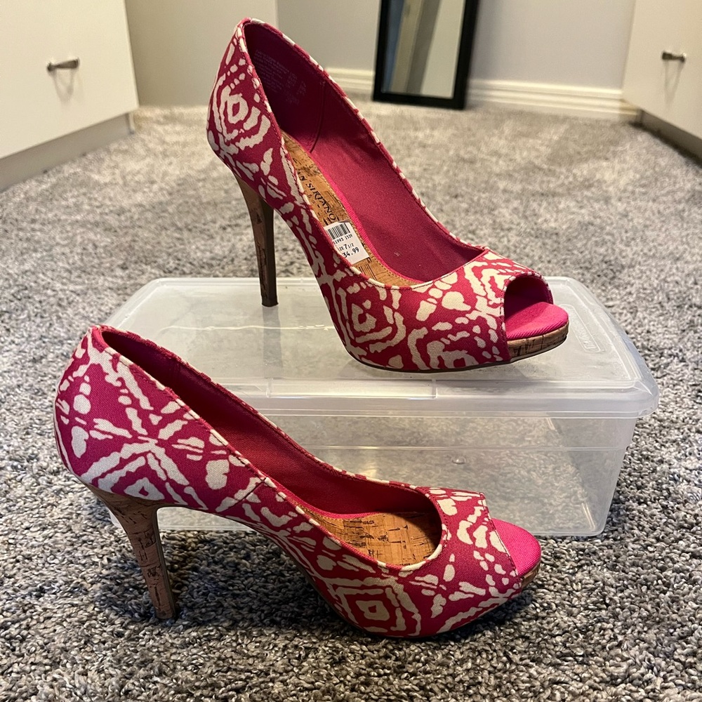 Christian Siriano pink & white pumps
